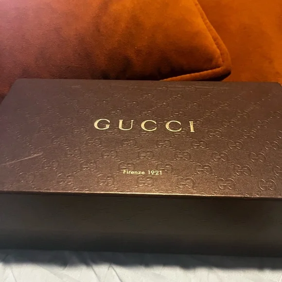 Gucci Beige and White Flats with Black Trim - Picture 3 of 4